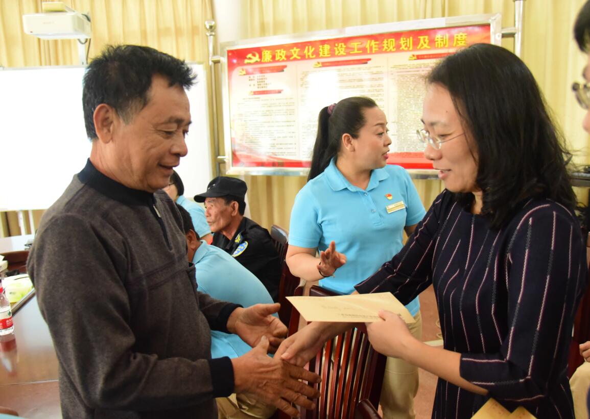 市國資委黨委書記、主任周春華走進(jìn)天涯海角景區(qū)慰問困難黨員.jpg